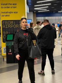 Slikali smo bivsu snajku Zorice Brunclik na aerodromu sa novim muzem Ovako Vanja danas izgleda (3).jpg