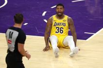 Markus Smart u svađi sa sudijom na utakmici Lejkersa