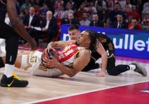 Džordan Nvora i Aleksa Avramović na meču Zvezde i Dubaija