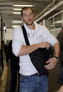 Ermal Kučo na aerodromu u Beogradu sa Efesom