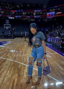 Partnerka Rišona Holmsa na terenu Sakramento Kingsa