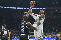 Rišon Holms šutira preko Tonjea Džekirija na utakmici protiv Partizana