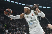 Rišon Holms hvata loptu u skoku na utakmici protiv Partizana