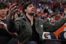 Deni Avdija širi ruke u jakni.