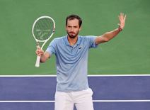 Danil Medvedev pokazuje rukama i reketom da se izvinjava.