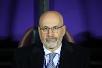 Miodrag Božović u odelu na klupi Budućnosti.