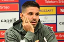 Aleksandar Mitrović daje izjavu u duksu Srbije.