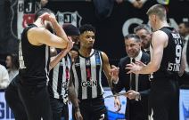 Dušan Alimpijević daje savete ekipi Bešiktaša na tajm-autu protiv Turk Telekoma