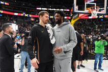 Nikola Jokić i Džoel Embid se pozdravljaju.