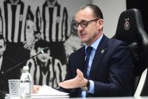 Predrag Mijatović gleda u papire i čita.