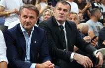 Zoran Savić i Ostoja Mijailović sede zajedno na utakmici.