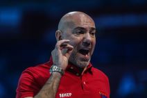 Ivica Tucak pokazuje prstima na EP u Beogradu.