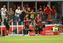 Ardon Jašari i Luka Modrić se pripremaju da uđu na teren