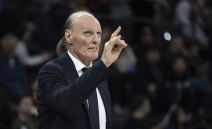 Duško Ivanović pokazuje prstom.