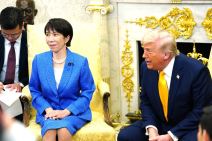 Donald Tramp i Sane Takaiči (2).jpg