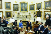 Donald Tramp i Sane Takaiči (4).jpg