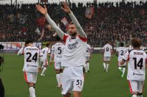 Strahinja Pavlović slavi gol sa navijačima Milana protiv Kremonezea