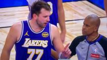 Luka Dončić i sudija pričaju.