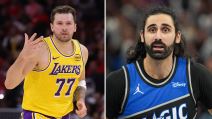 Luka Dončić pokazuje tri prsta, a Goga Bitadze u dresu Orlanda s kosom.