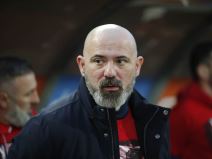 Dejan Stanković u jakni na utakmici Crvene zvezde.