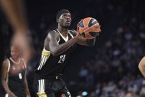 Mbaje Ndiaje šutira sa linije penala