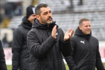 Đorđije Ćetković aplaudira.