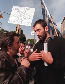 Vlade Divac u razgovoru na protestu.