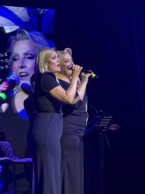 Cerka Snezane Djurisic joj se pridruzila na bini, pevacica nikad emotivnija (2).jpg