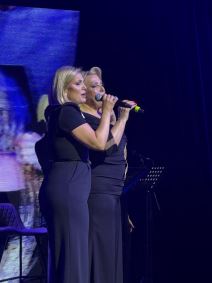 Cerka Snezane Djurisic joj se pridruzila na bini, pevacica nikad emotivnija (3).jpg