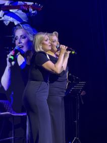 Cerka Snezane Djurisic joj se pridruzila na bini, pevacica nikad emotivnija (4).jpg