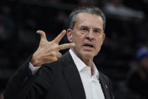 Pedro Martinez pokazuje tri prsta.