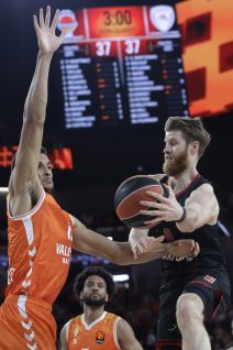 Tomas Vokap na meču Valensija - Olimpijakos.