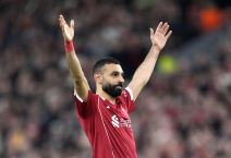 Mohamed Salah širi ruke u dresu Liverpula.