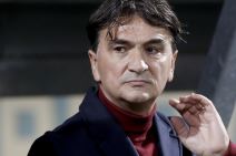 Zlatko Dalić u odelu i bordo rolci.