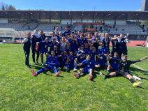 Reprezentacija Srbije do 19 godina slavi pobedu protiv Engleske.