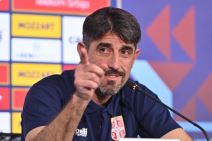 Veljko Paunović pokazuje prstom-