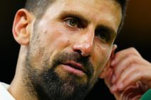 Novak Đoković daje intervju i češe se po uvetu.