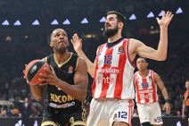 Džeron Blosomgejm u dresu Monaka protiv Kalinića.