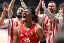 Čima Moneke proslavlja pobedu Crvene zvezde nad Makabijem sa navijačima