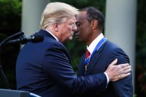 Donald Tramp se pozdravlja sa Tajgerom Vudsom