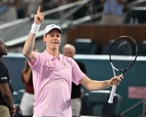 Janik Siner pobedio Sašu Zvereva u Majamiju