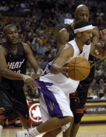 Džejlen Rouz u dresu Toronta u prodoru na utakmici protiv Majamija