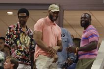 Džejlen Rouz sa Trejsijem Mekgrejdijem i Dvejnom Vejdom u loži na NBA utakmici