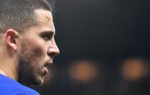 Eden Azard u dresu Čelsija sa travom na kosi