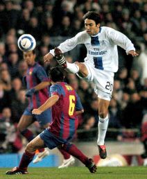 Paulo Fereira u duelu sa Ćavijem na utakmici Čelsi Barselona