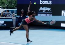 Koko Gof uzvraća servis u finalu Majamija protiv Sabalenke