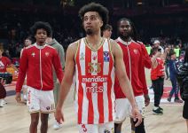 Džordan Nvora i košarkaši Crvene zvezde.