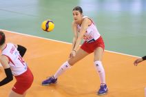 Nađa Antonović odbojkašica Crvene zvezde prima servis