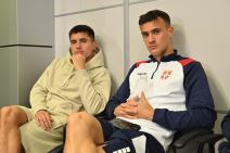 Mladi igrači Srbije prate konferenciju selektora Paunovića