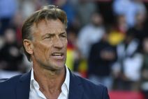 Erv Renar izbliza u odelu.